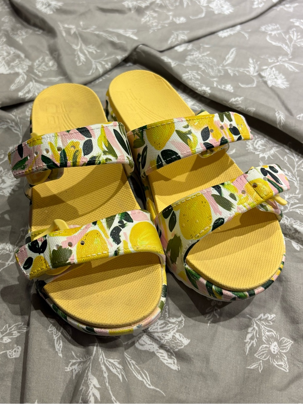 Dansko yellow lemon print sandals wedges 39 8